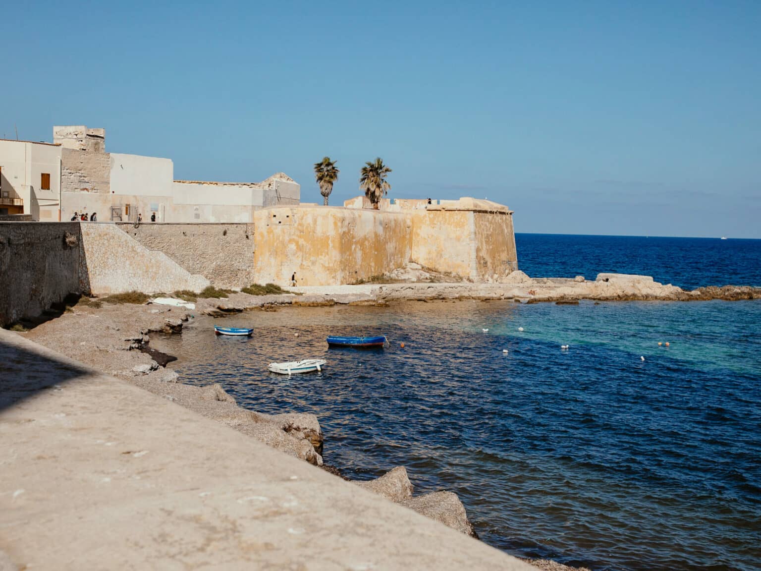 Eine alte Festung in Trapani direkt am Meer.