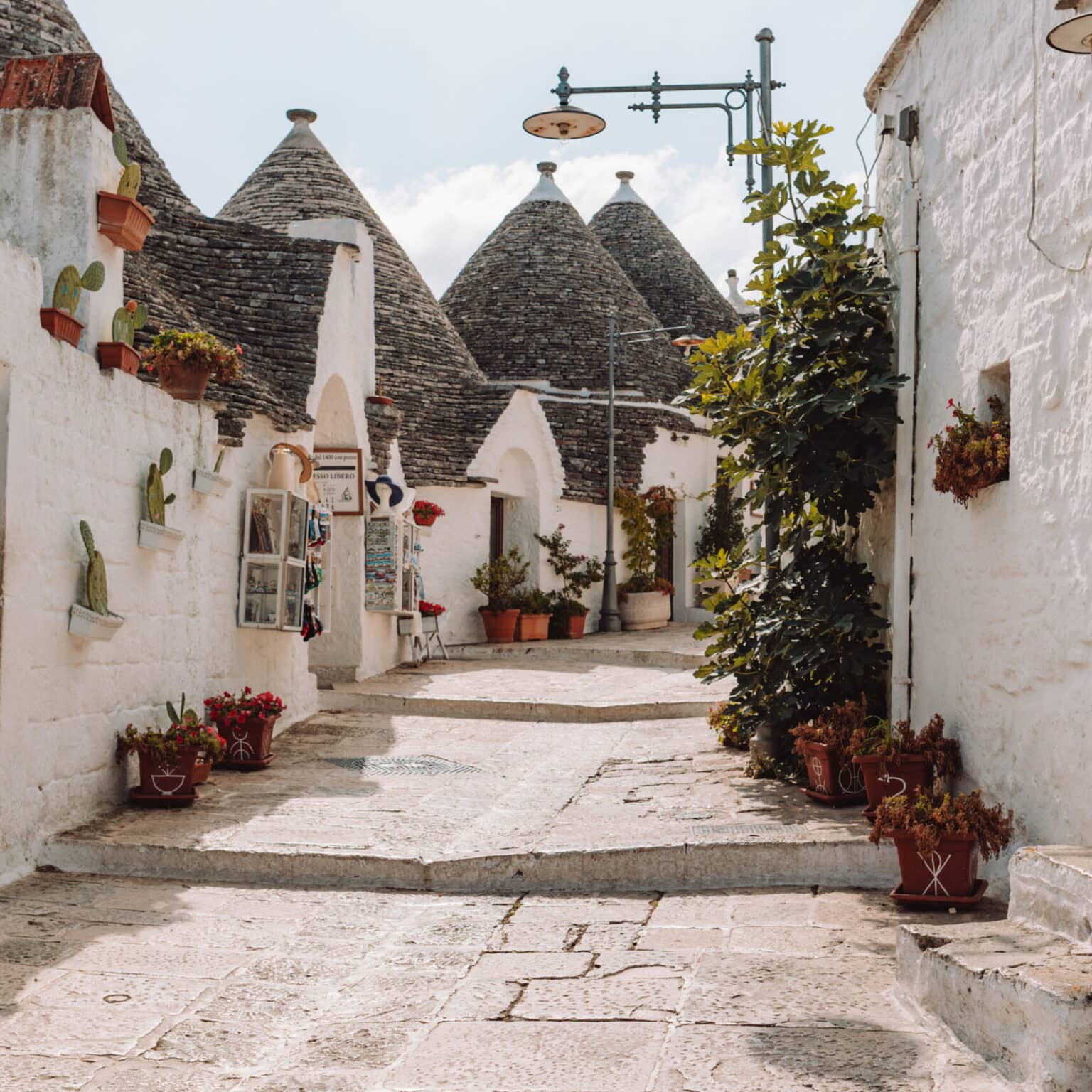 Eine Gasse führt durch ein kleines Dorf in Süditalien.