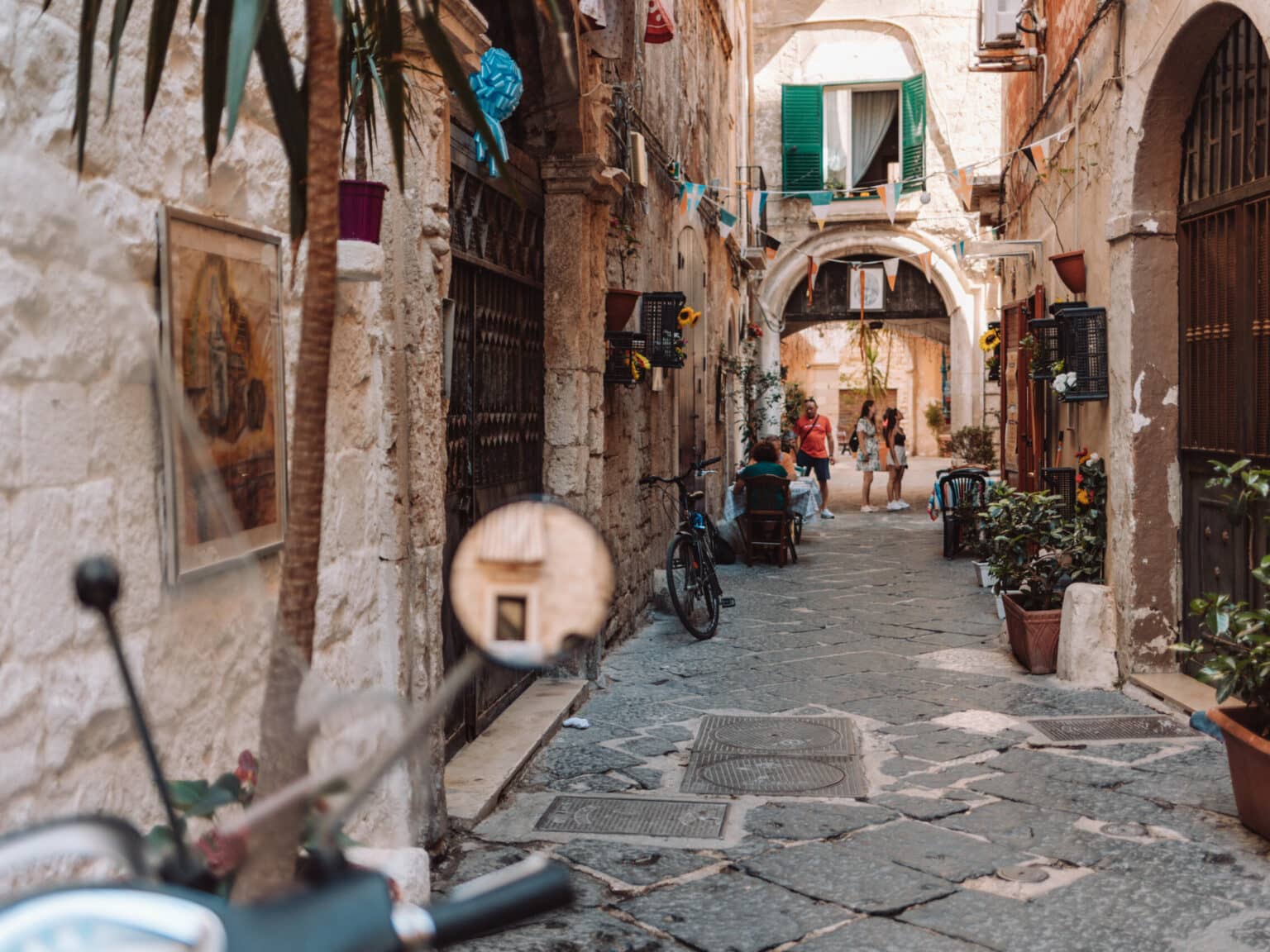 Eine alte Gasse in der Stadt Bari in Italien.