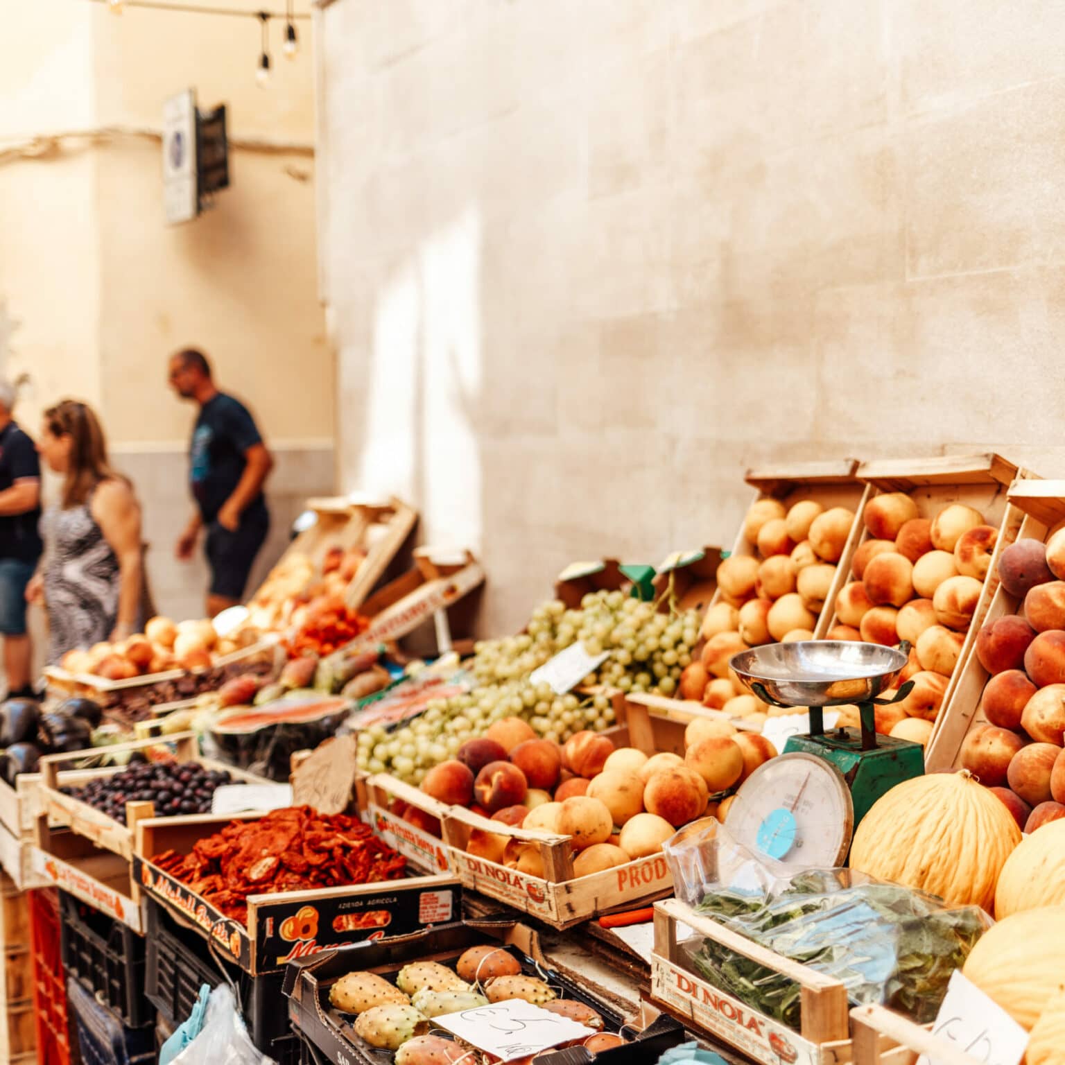Buntes Obst und Gemüse in der Strada Arco Basso.