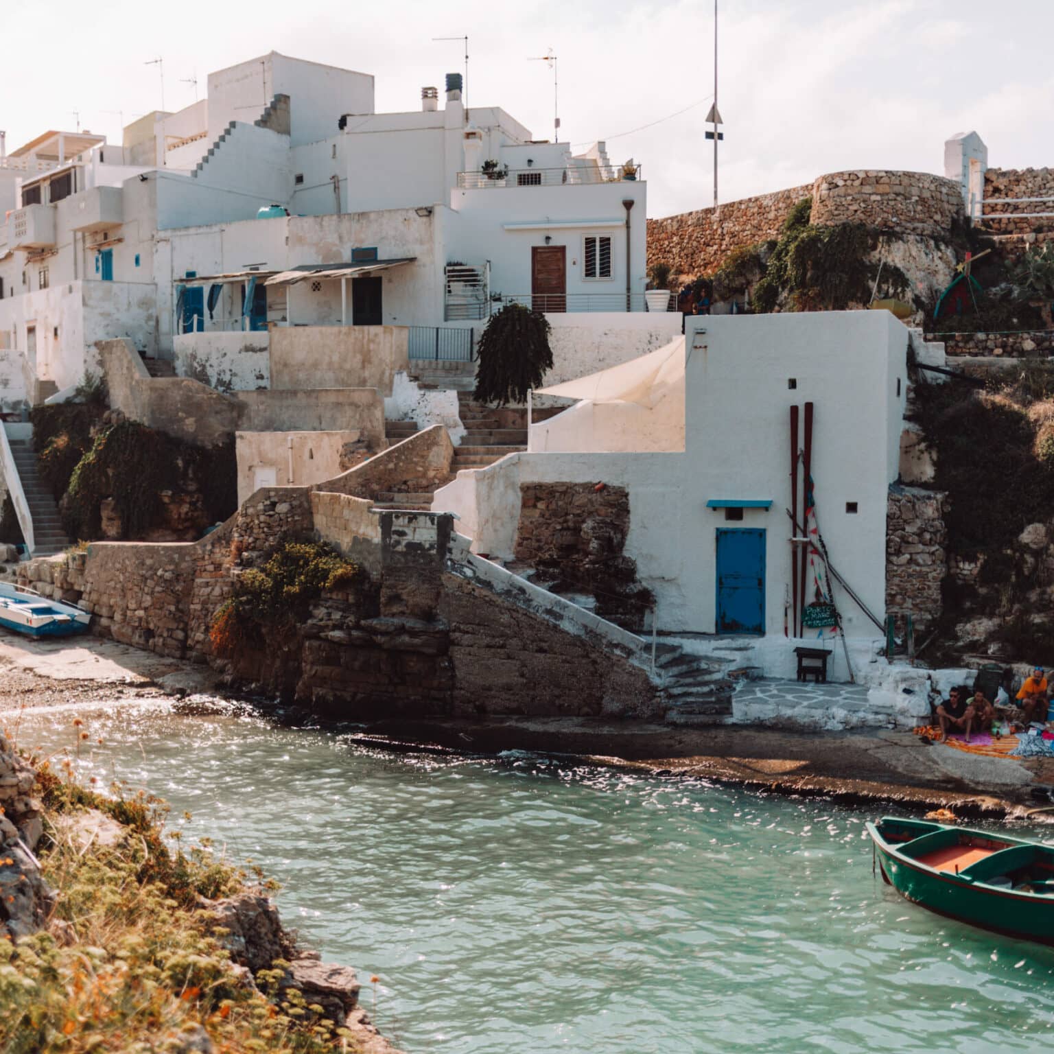 Eine kleine Bucht in Cala Scala, an der Boote zu Wasser gelassen werden.