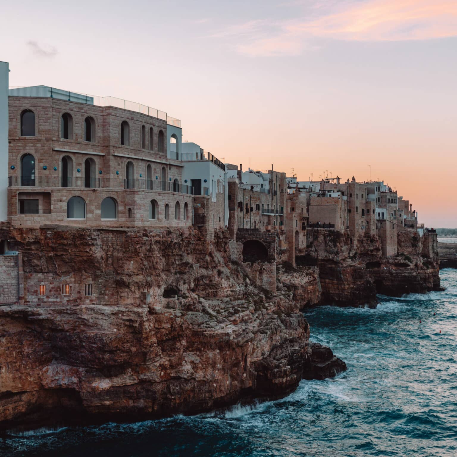 Direkt auf den steilen Felsklippen am Meer gebaut, liegt die Stadt Polignano a Mare.