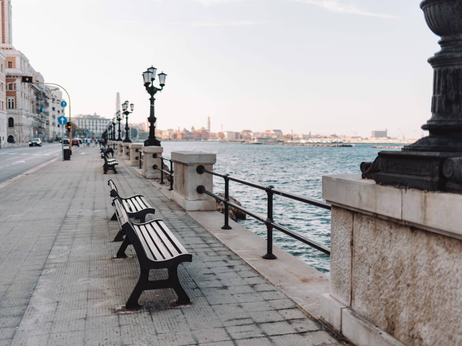 Die Promenade direkt am Meer mit der Stadt im Hintergrund.