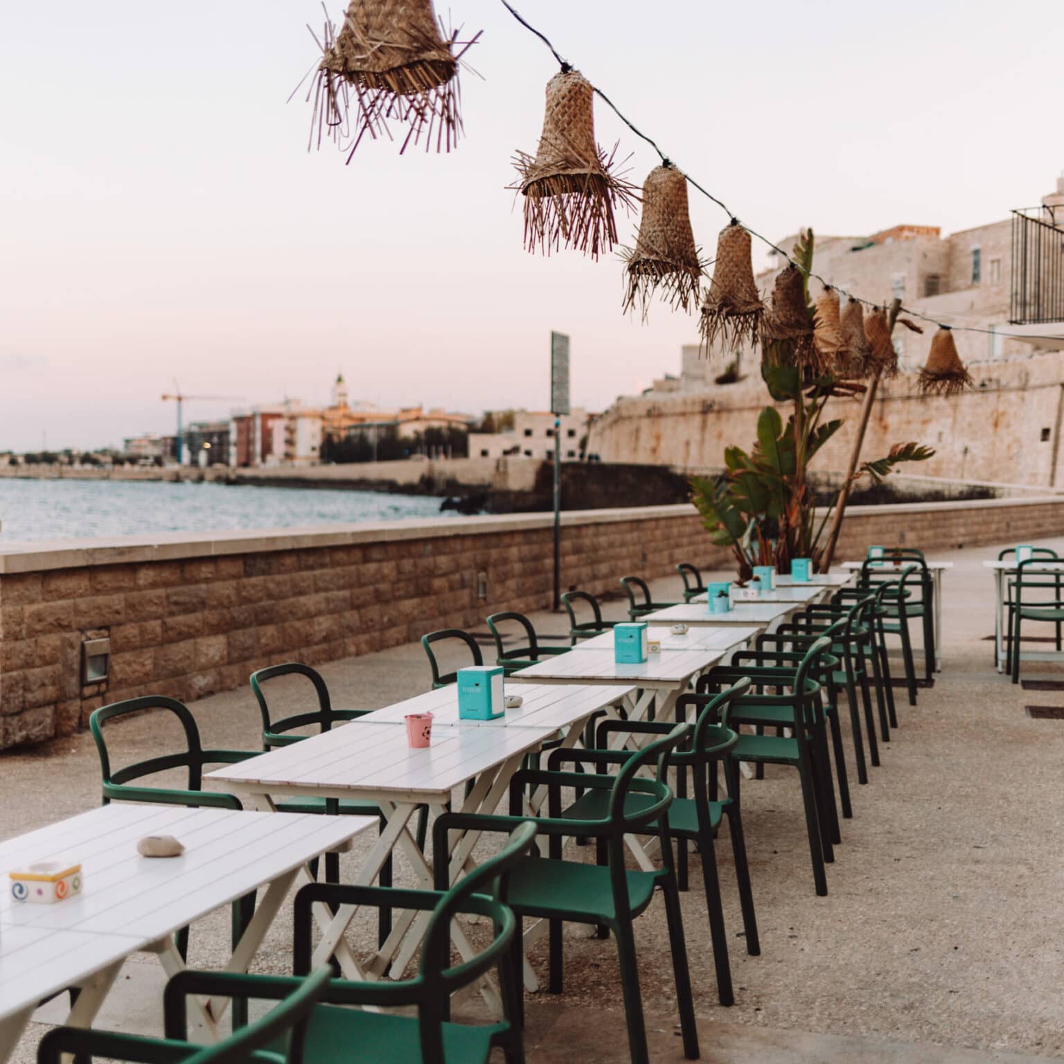 Ein Restaurant direkt am Meer gelegen.