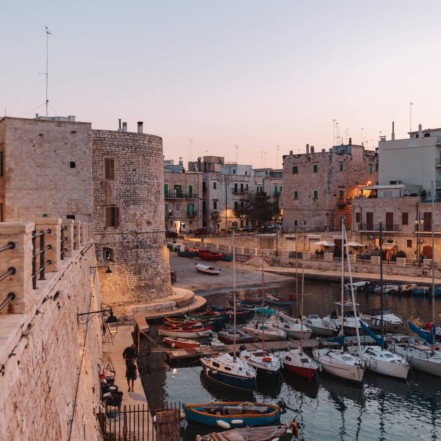 Im Abendrot fotografiert der Hafen und die Altstadt von Giovinazzo.