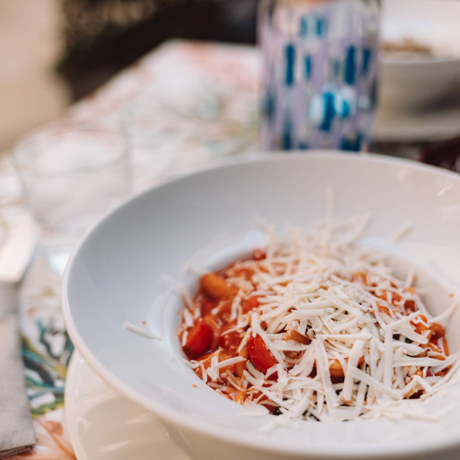 Ein Teller Pasta mit Parmesan dekoriert.
