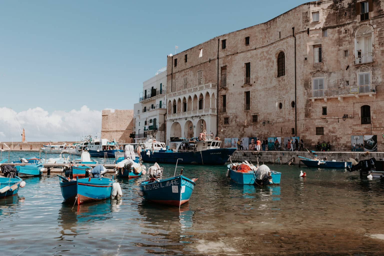 Am porto antico leuchten Boote mit Meer und Himmel um die Wette.