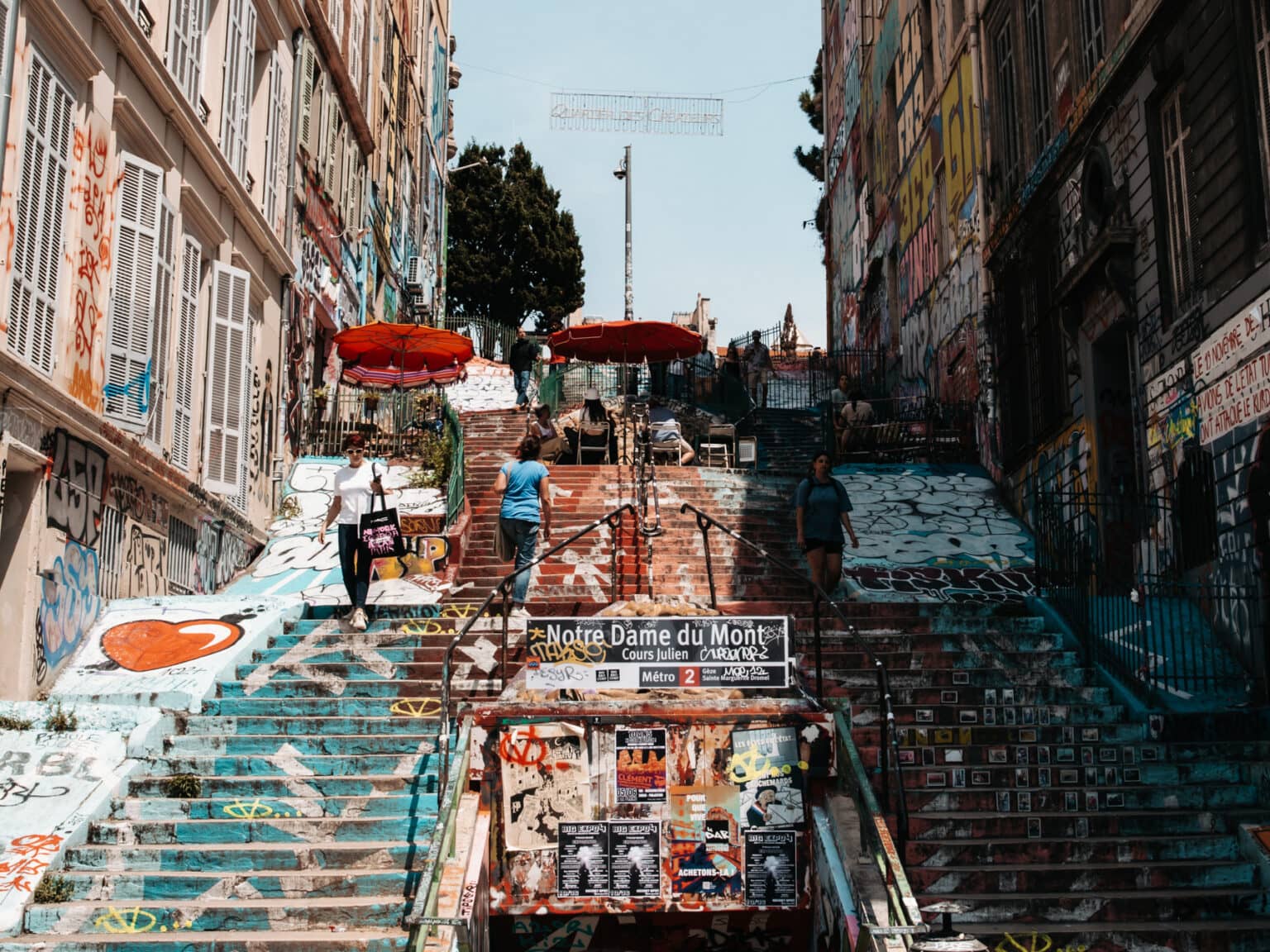 Eine bunt bemalte Treppe in mitten der Stadt Marseille in Südfrankreich.