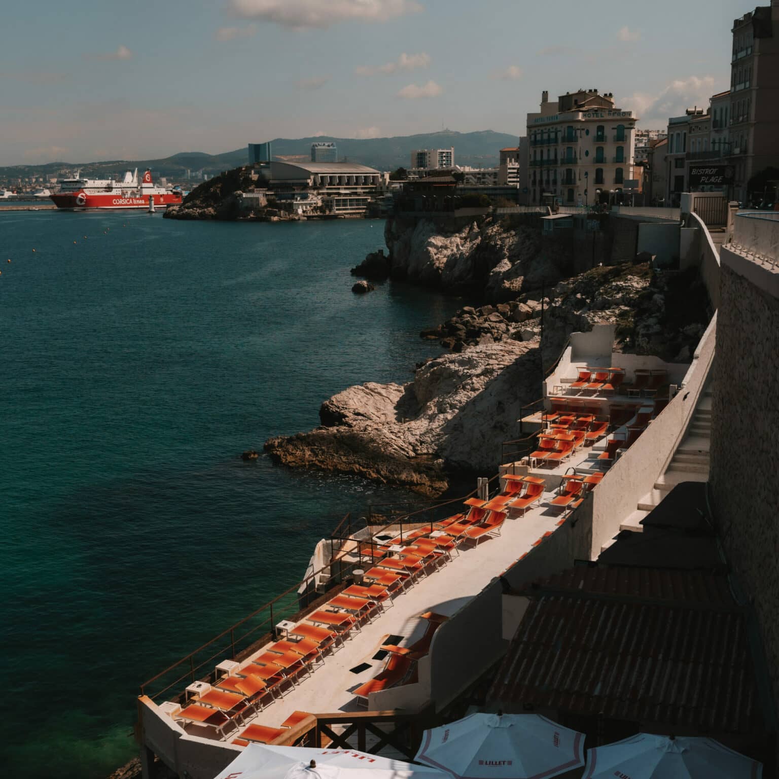 Ausblick auf einen Küstenabschnitt mit Sonnenliegen in der Stadt Marseille.