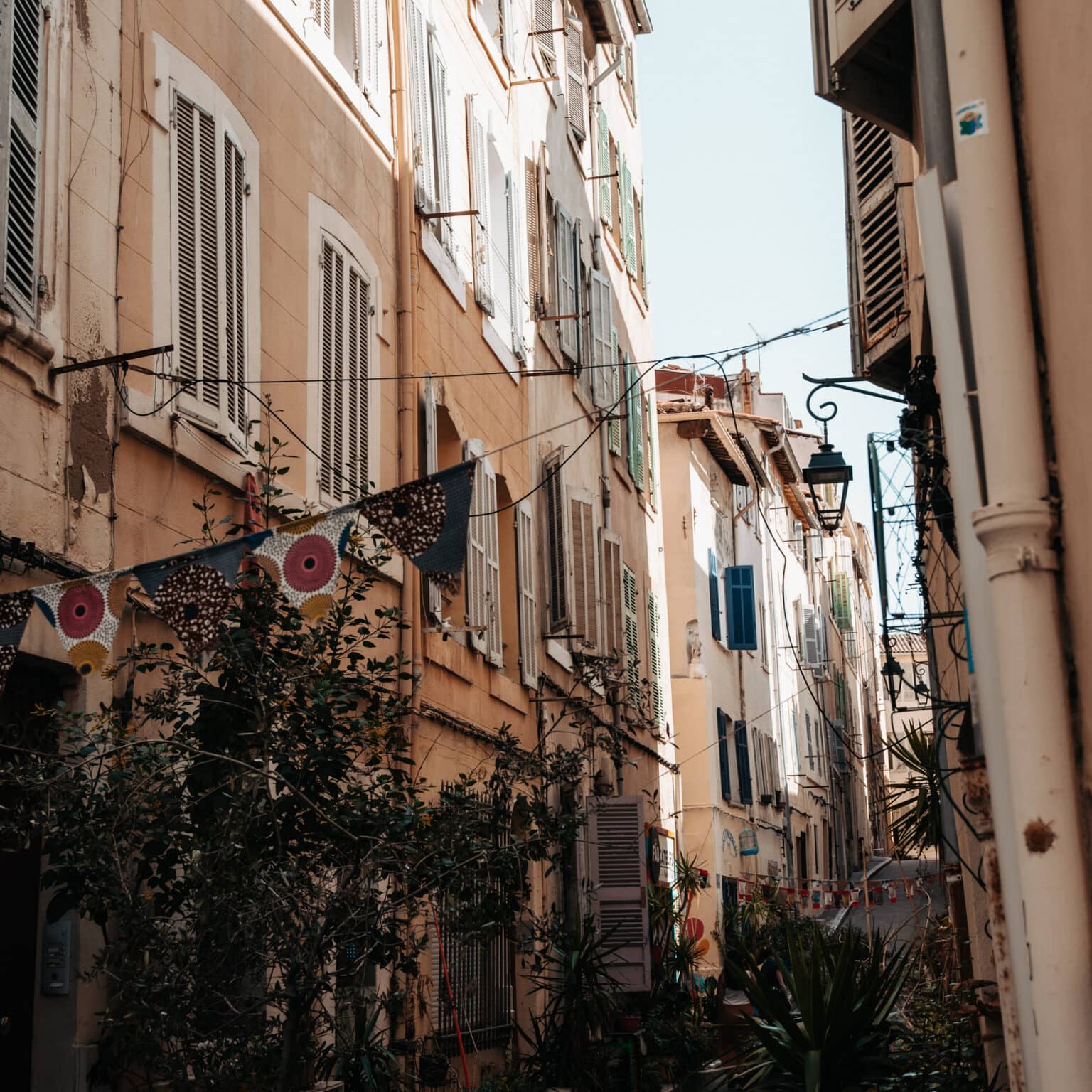 Enge Gassen im Viertel Le Panier in der Stadt Marseille.