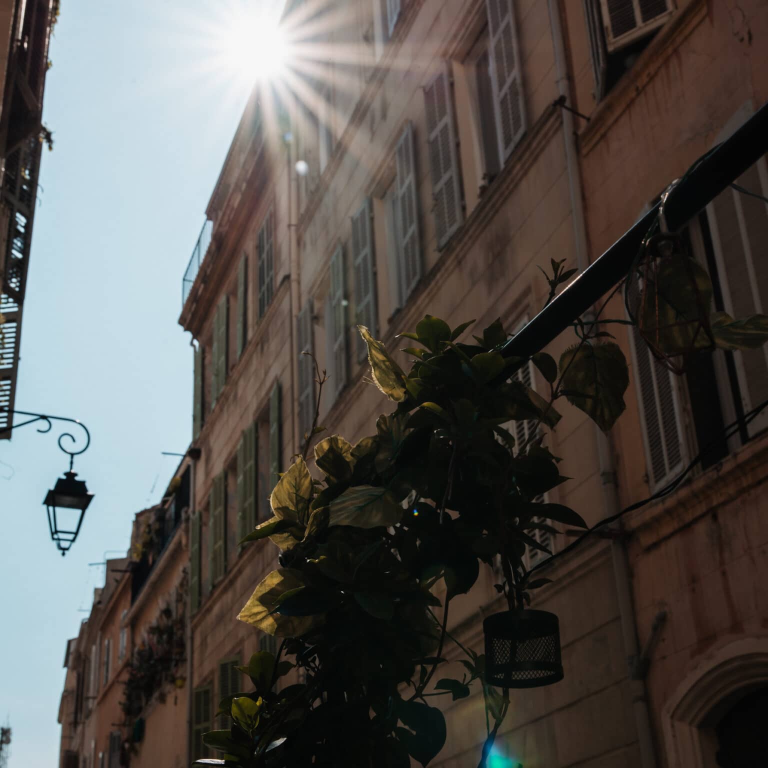 Blick auf die alten Häuserfassaden und den Himmel im Viertel Le Panier in Marseille.