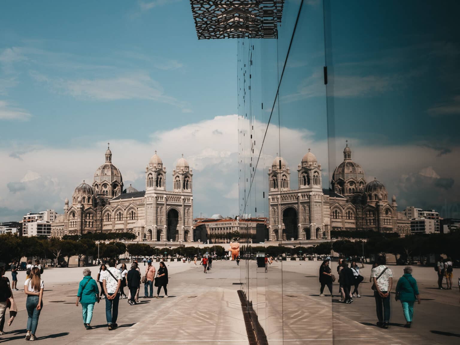 Blick vom Mucem auf die Kathedrale von Marseille, diese spiegelt sich in den Wänden des Mucem.