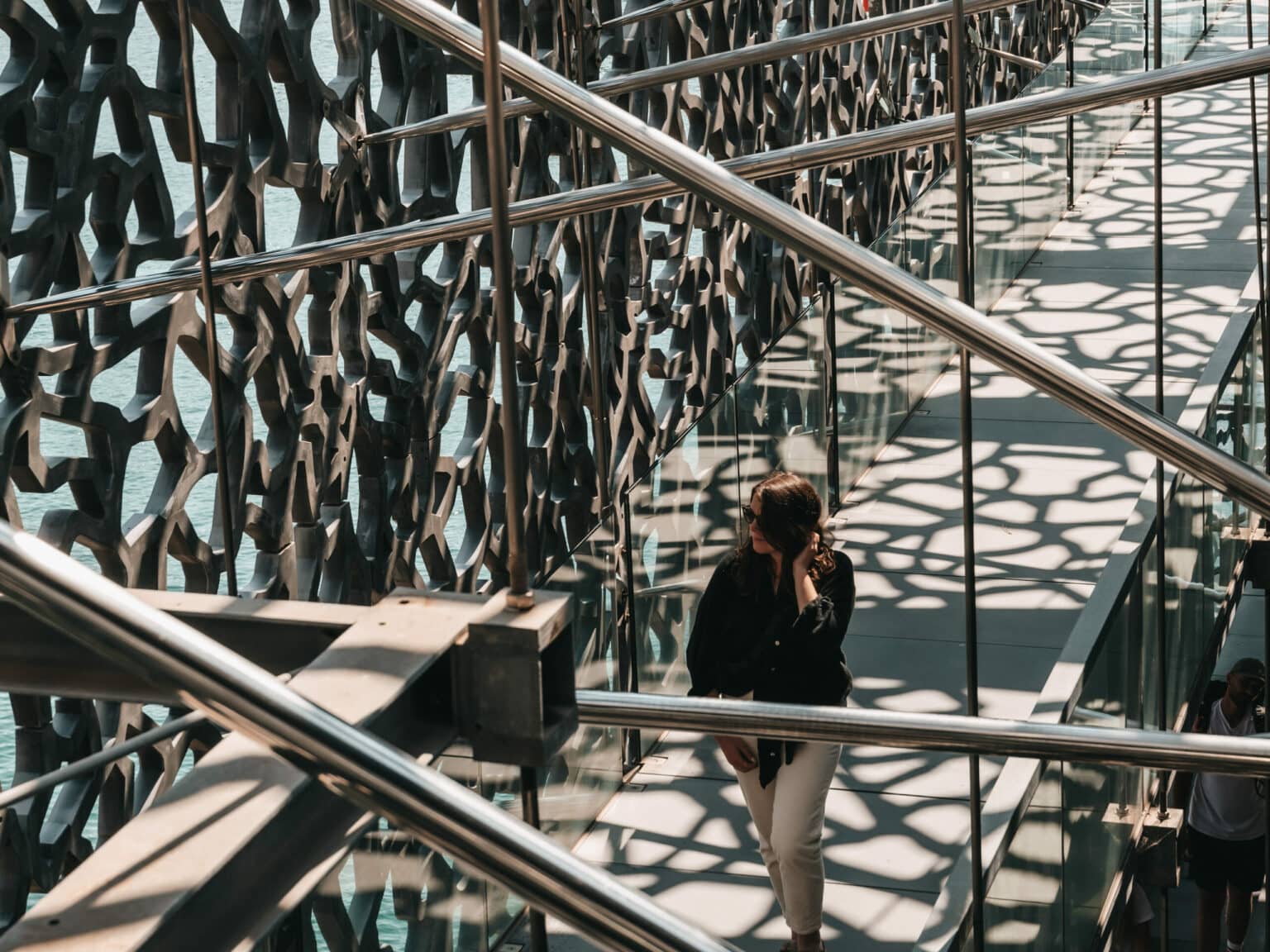 Bloggerin Laura geht durch die Gänge im Mucem in Marseille.