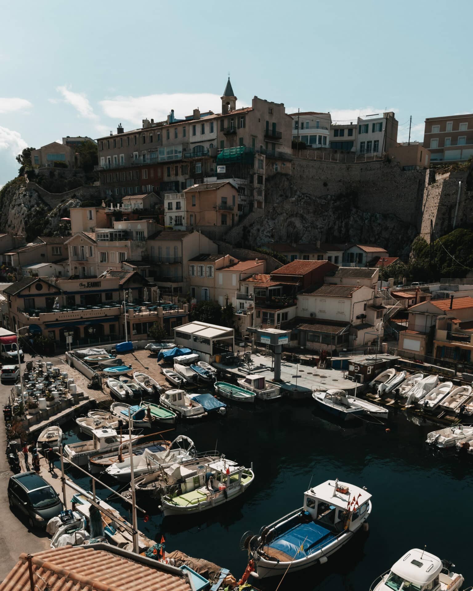 Fischerboote und bunte Häuser – das ist Vallon des Auffes.