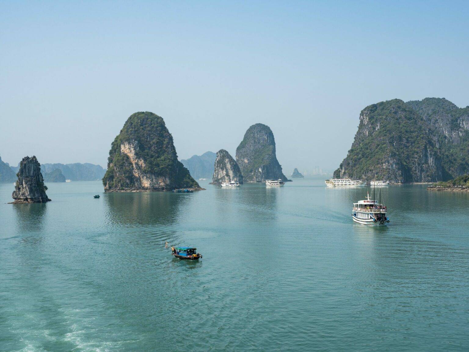 Mehrere Schiffe und Boote tagsüber in der Halong-Bucht.