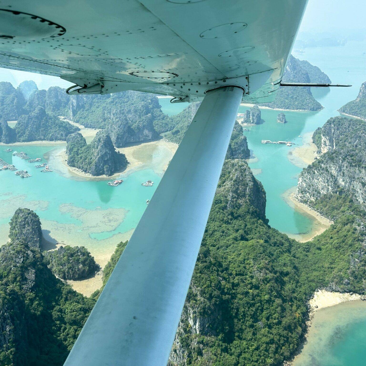 Der Blick aus einem Wasserflugzeug auf die Halong-Bucht.