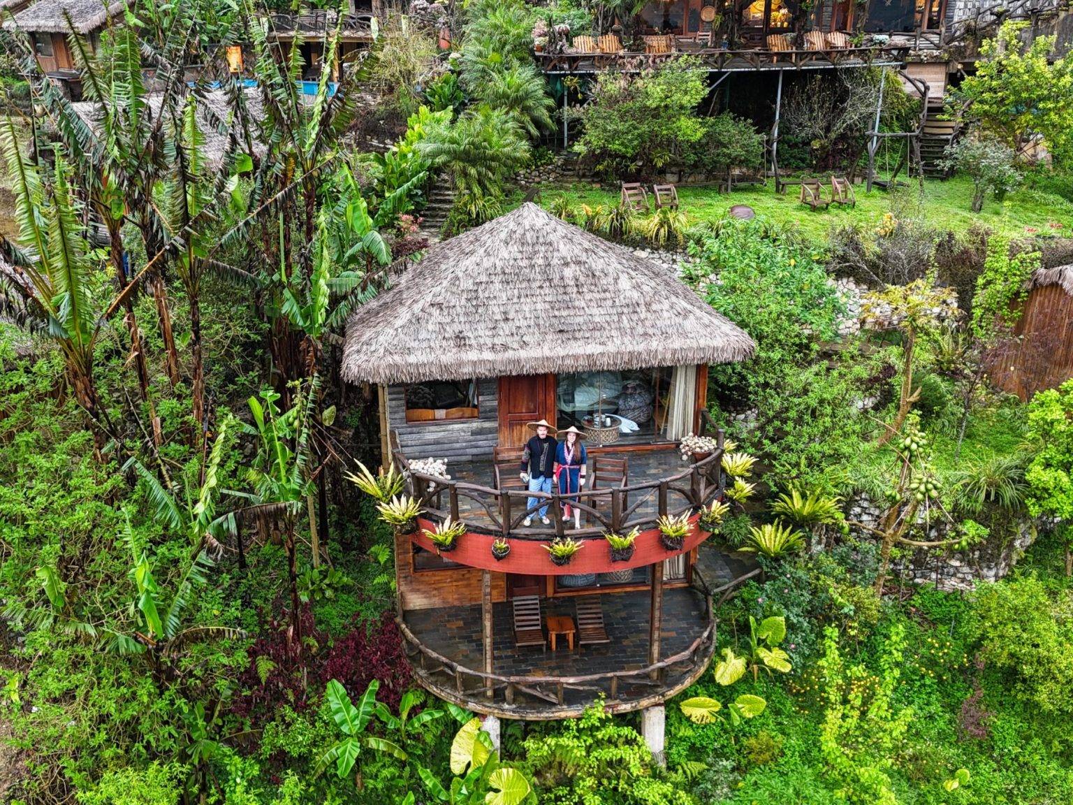 Biggi und Flo vor einem Bungalow vom Eco Palms House