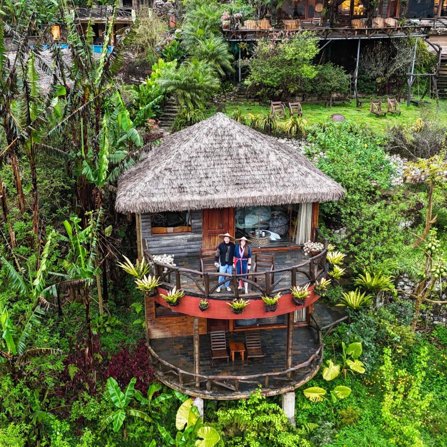 Biggi und Flo vor einem Bungalow vom Eco Palms House