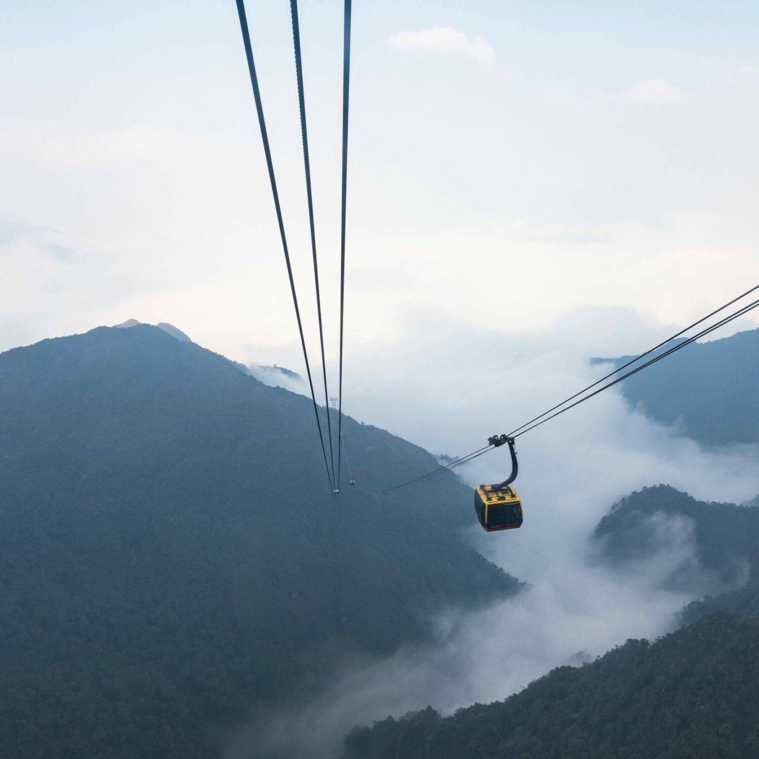 Seilbahn, die auf das Gipfelplateau des Fansipan Gipfels führt.