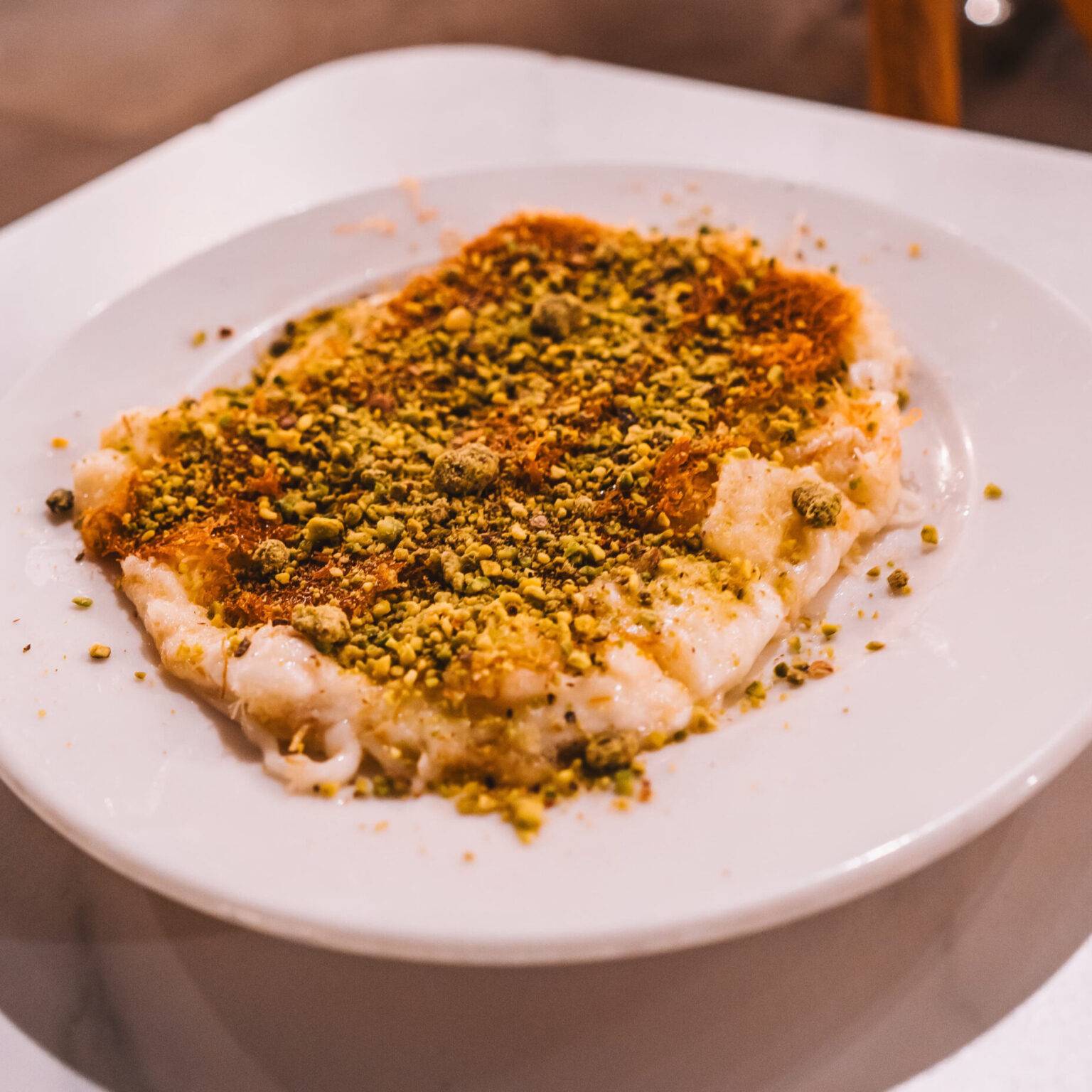 Ein Teller mit dem arabischen Dessert Kunafa.