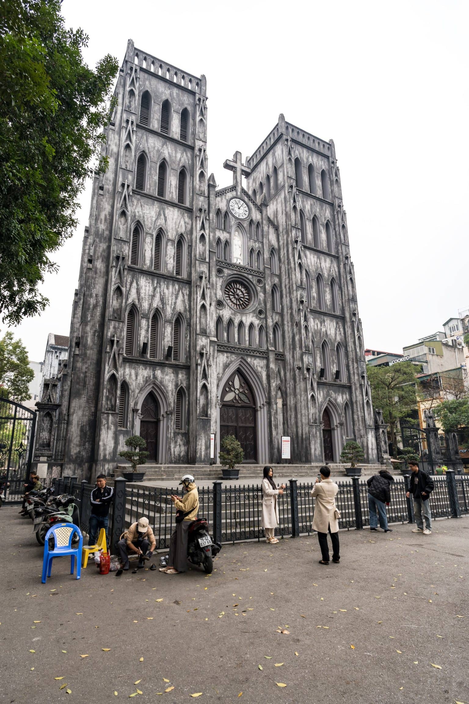 Wir waren überrascht, mitten in Hanoi diese riesige Kirche zu finden. 