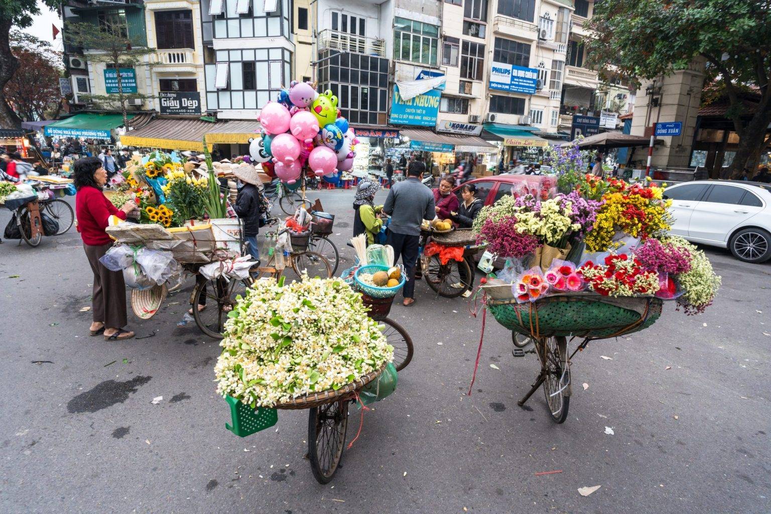 Ein Farbtupfer mitten in der Stadt - die Blumenfrauen auf dem Dong-Xuan-Markt