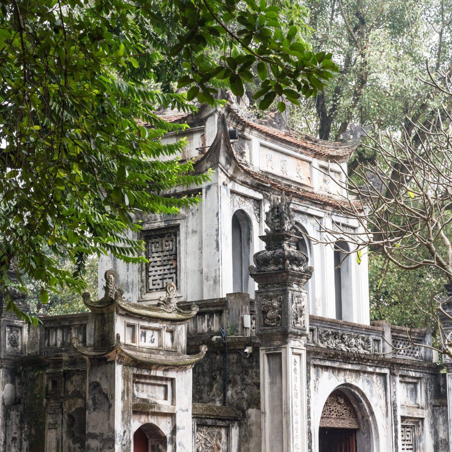 Der Literaturtempel in Hanoi umwachsen von vielen Bäumen