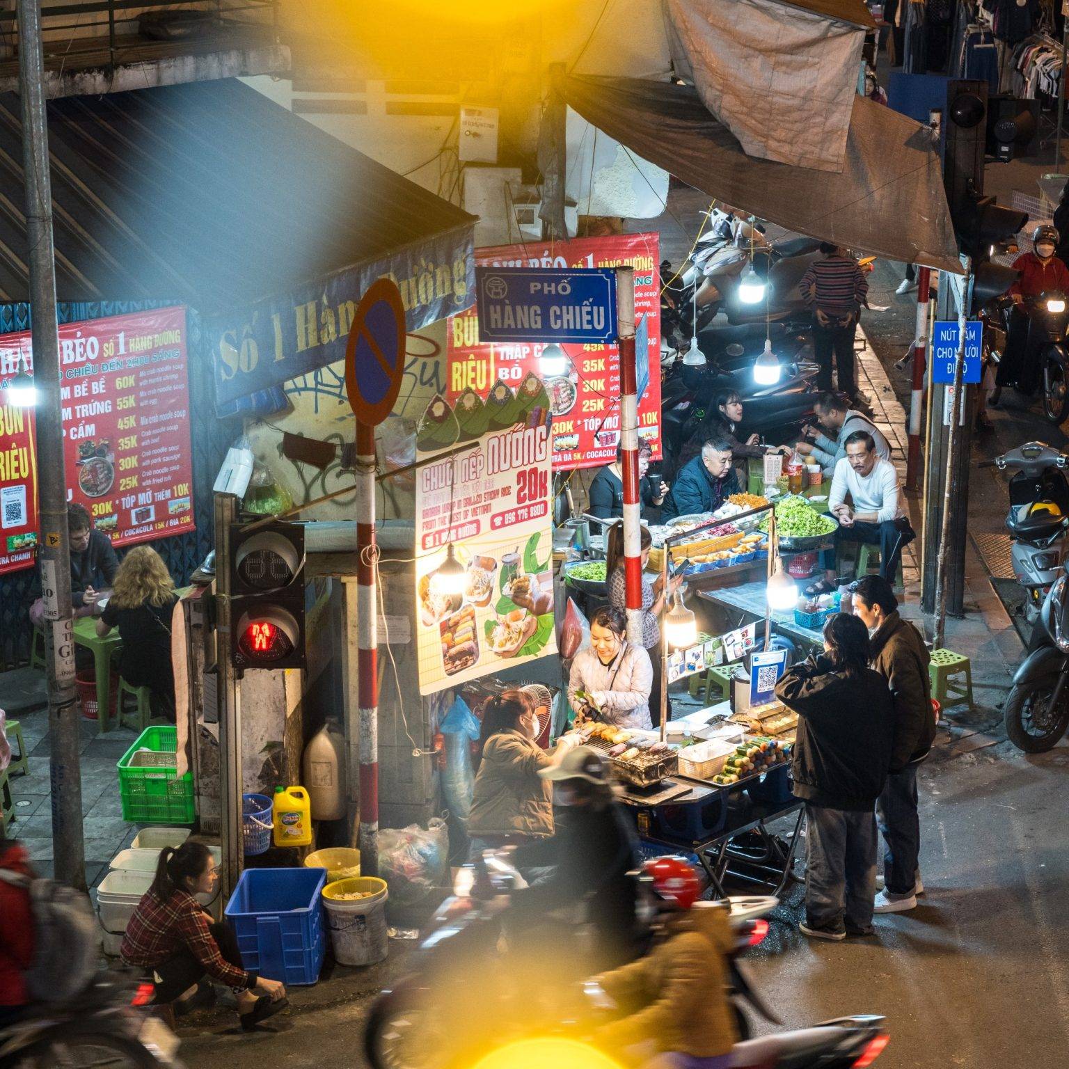 Reges Treiben auf dem Nachtmarkt in Hanoi