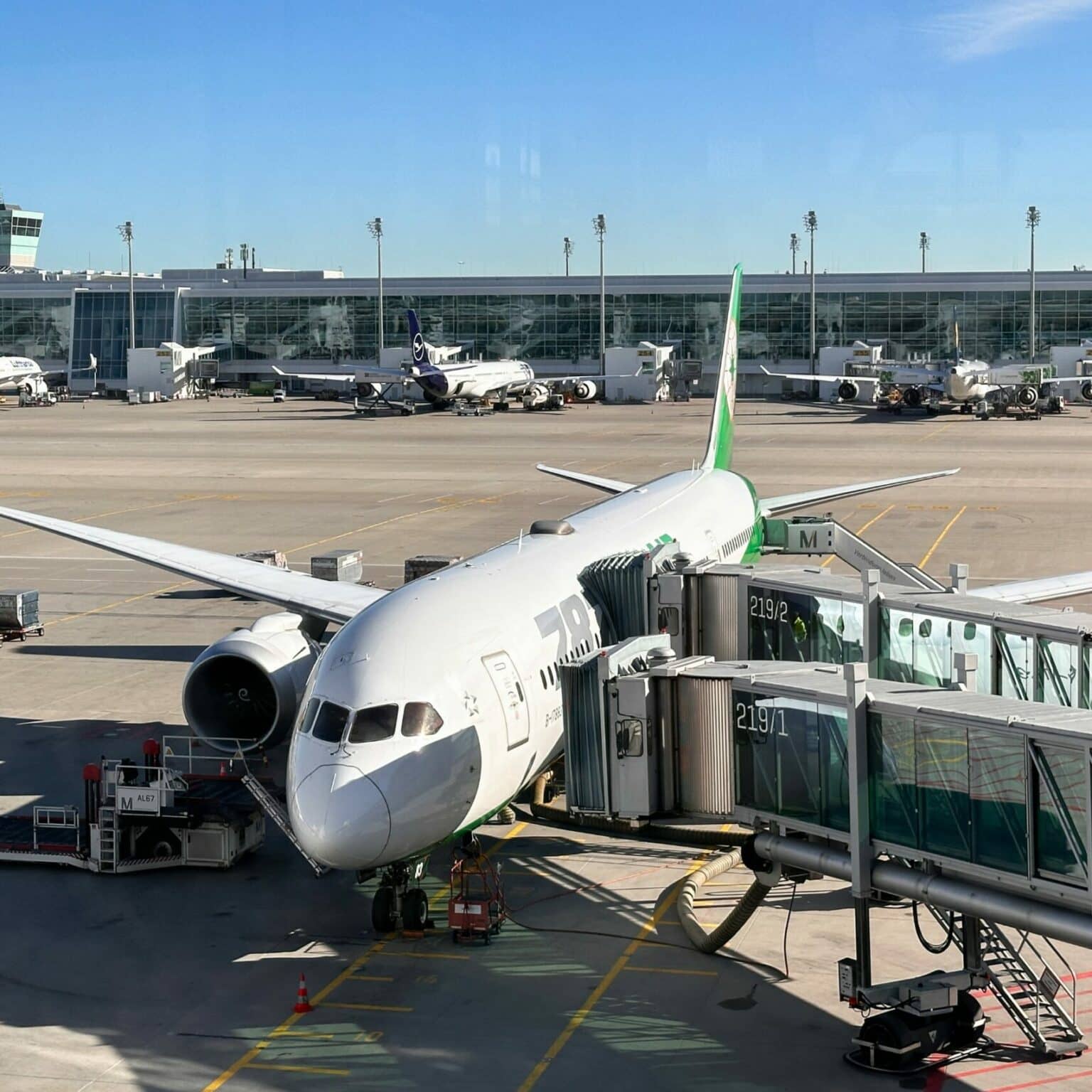 Ein Flugzeug steht auf dem Rollfeld.