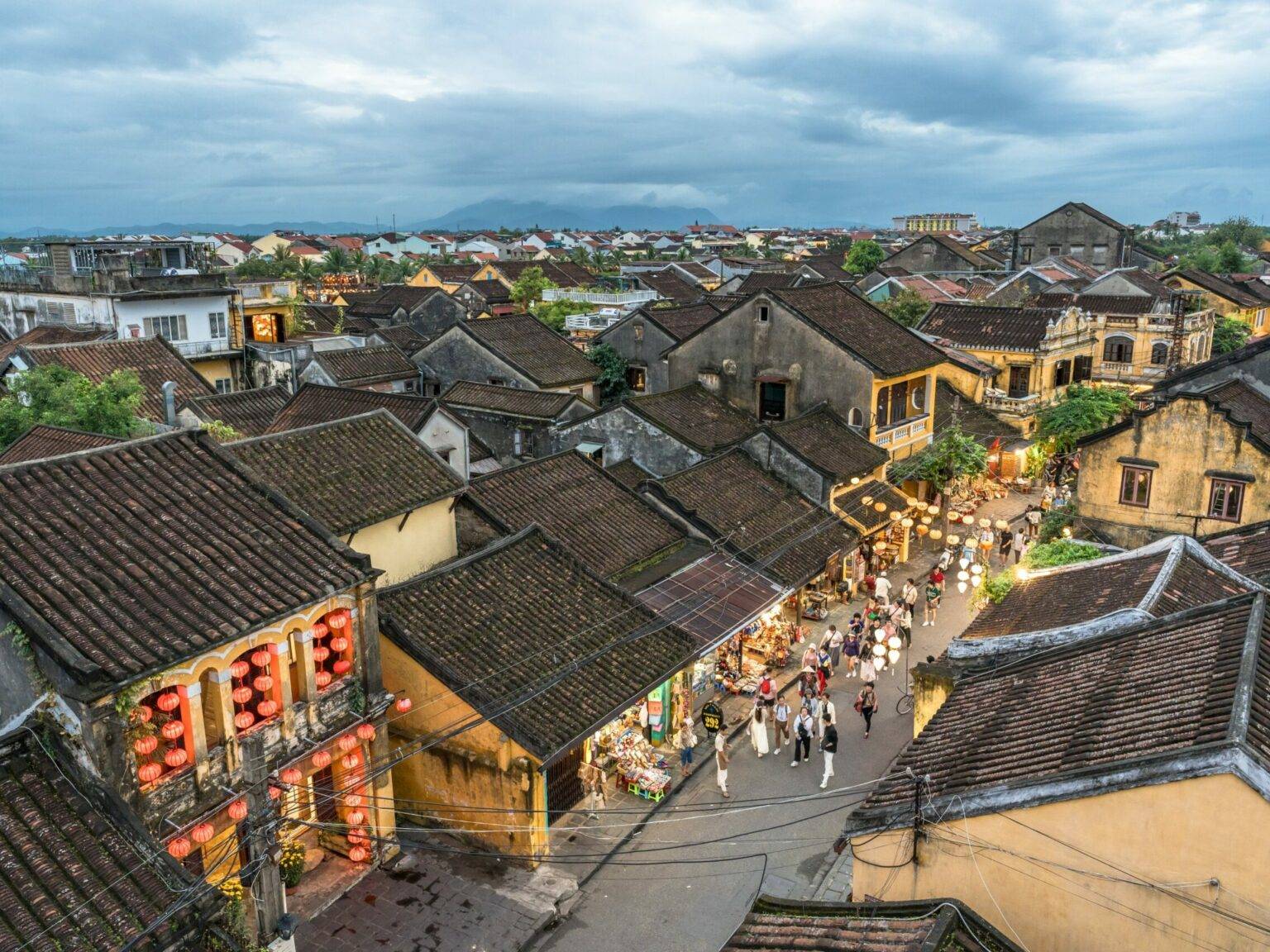 Der Blick von oben über die Dächer der Altstadt von Hoi An.