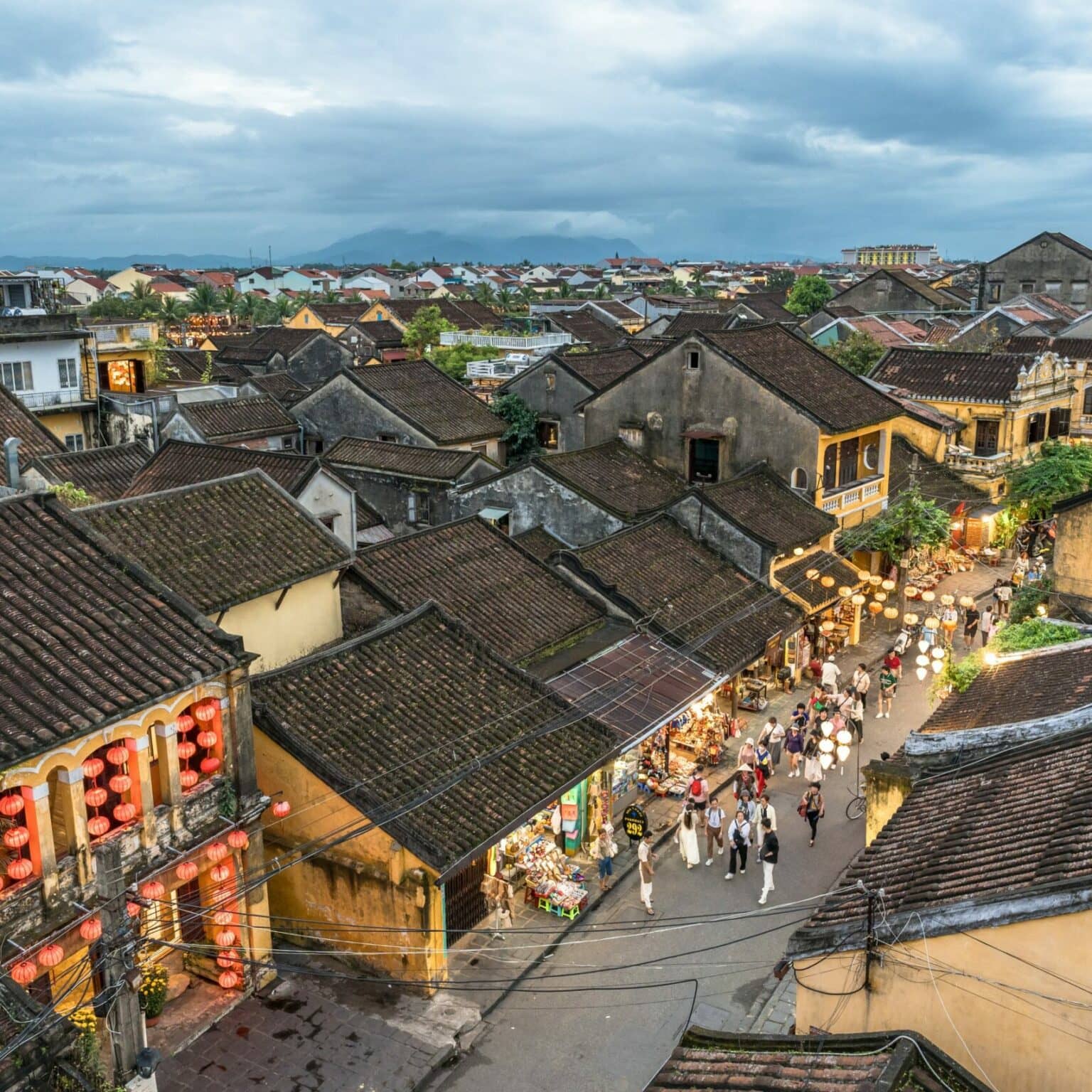 Der Blick von oben über die Dächer der Altstadt von Hoi An.