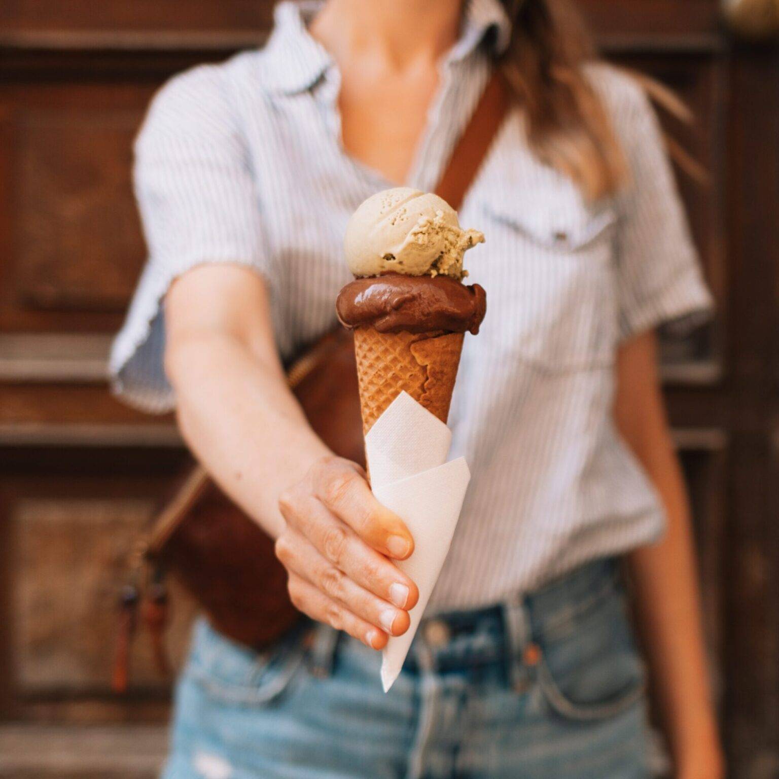 Zwei Kugeln Büffelmilch-Eis in der Waffel in der Ruma Bottega in Rom.