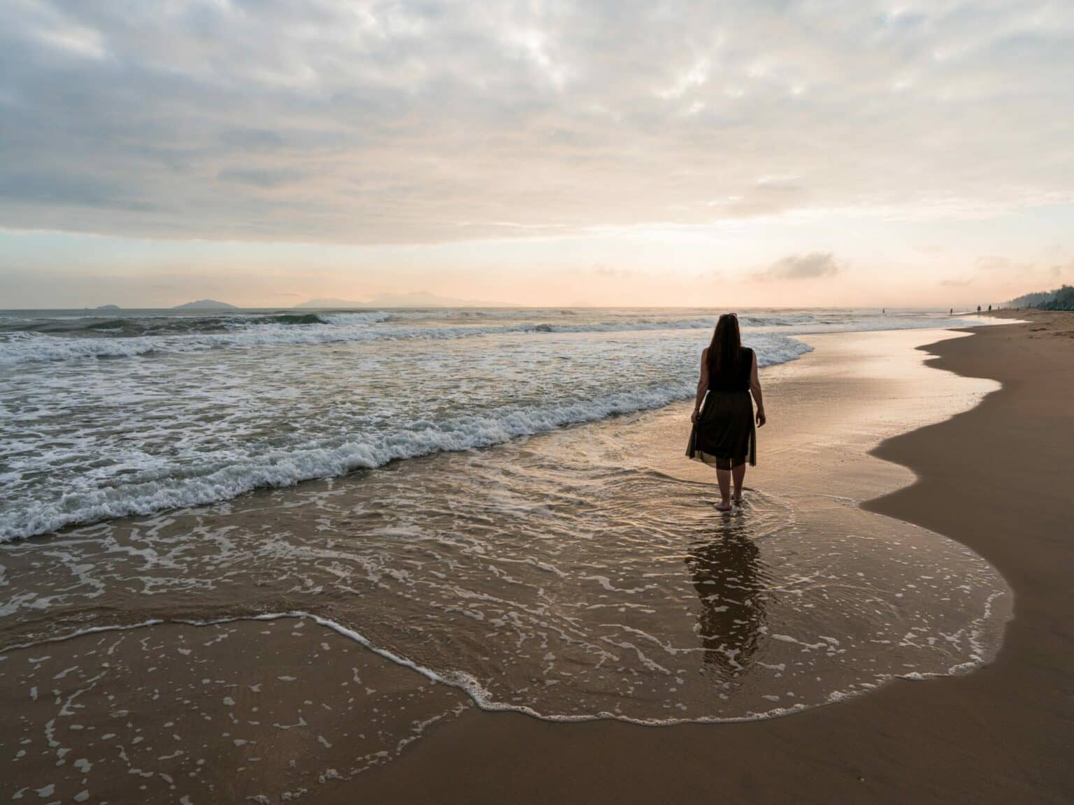 Die Bloggerin zum Sonnenaufgang am An Bang Beach.