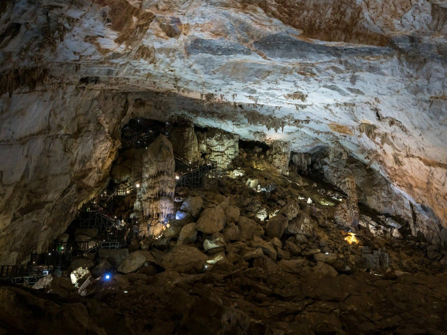 Die Treppenstufen in der riesigen Thien-Duong-Höhle.