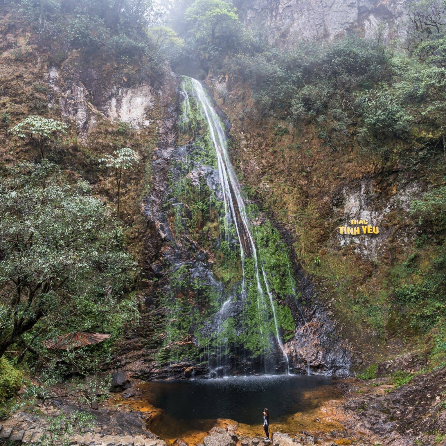 Biggi vor dem Love Waterfall