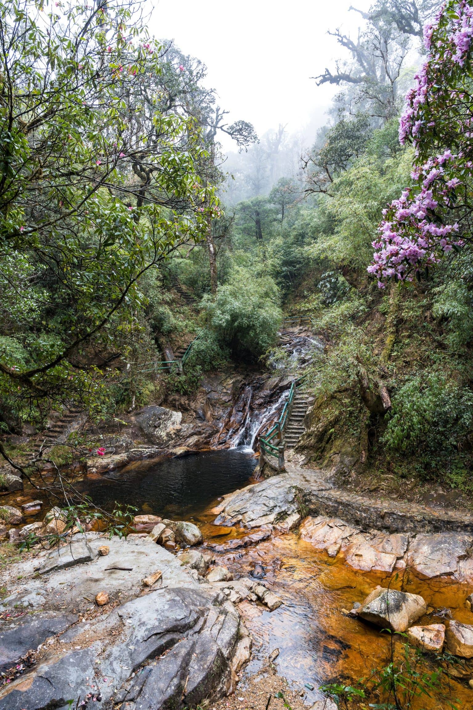 Der Wasserfall stürzt über mehrere Stufen ins Tal.