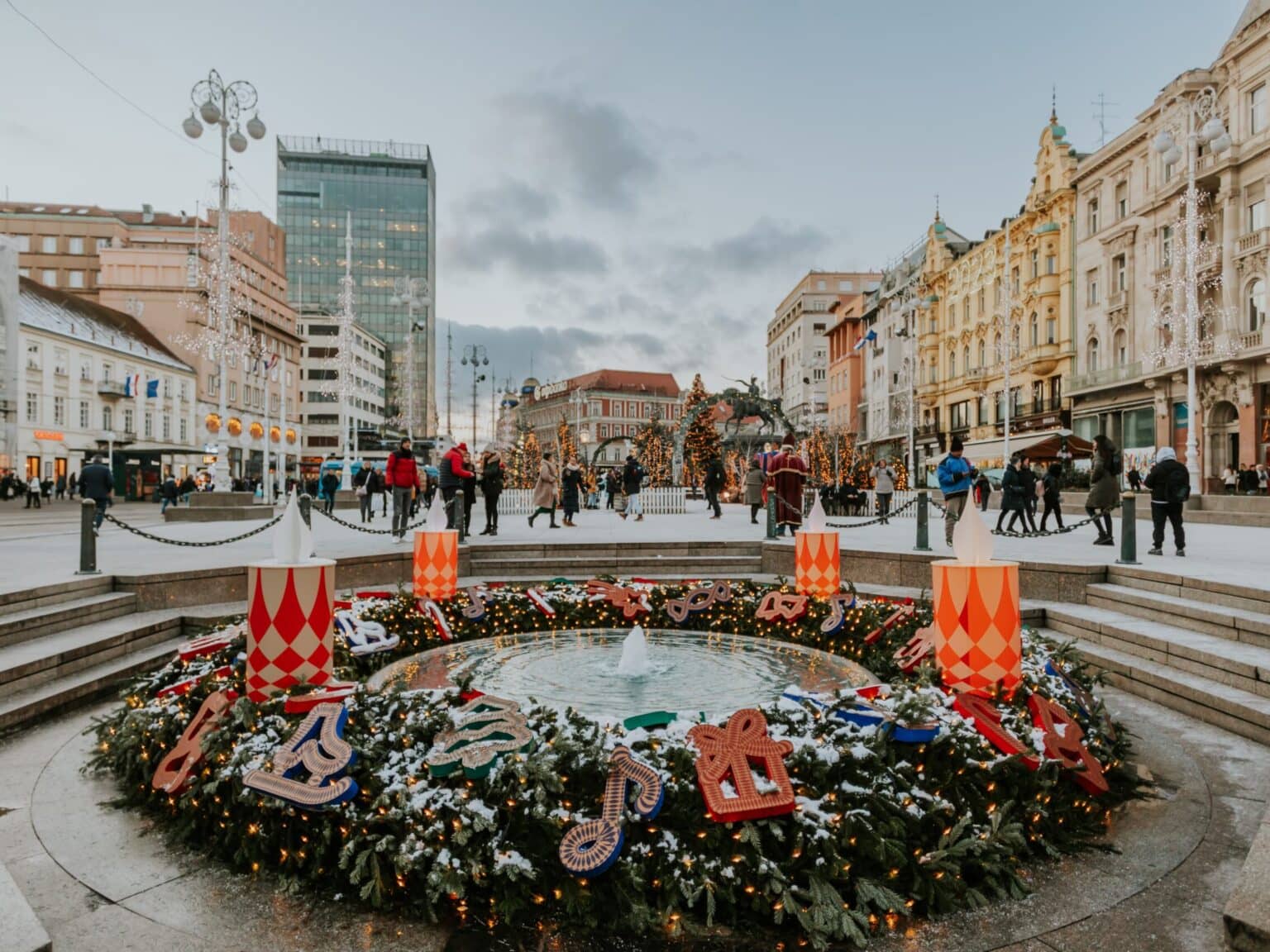 Auf dem Ban Josip Jelačić Platz ist um einen Springbrunnen ein großer Adventskranz dekoriert.