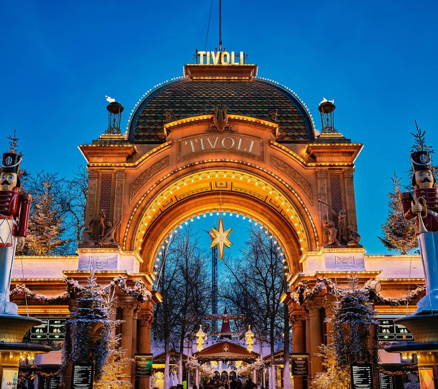 Das weihnachtlich dekorierte Eingangstor des Freizeitparks Tivoli.