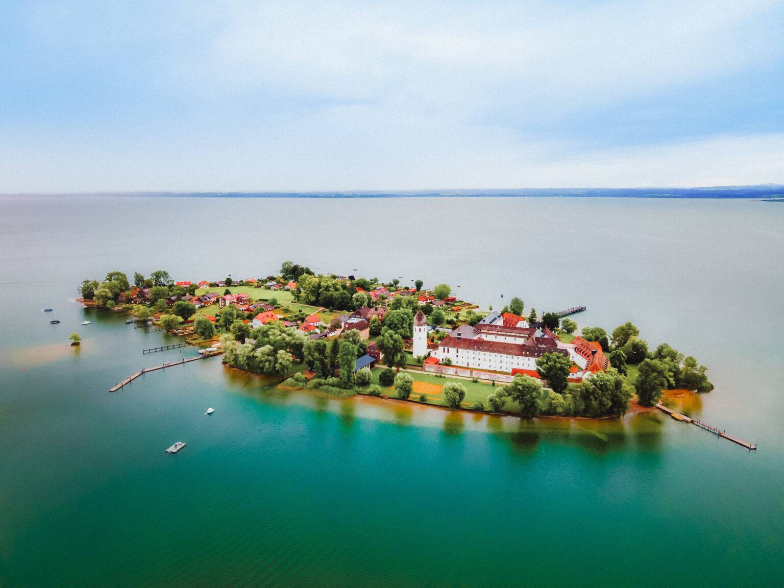 Die Fraueninsel auf dem Chiemsee aus der Vogelperspektive.