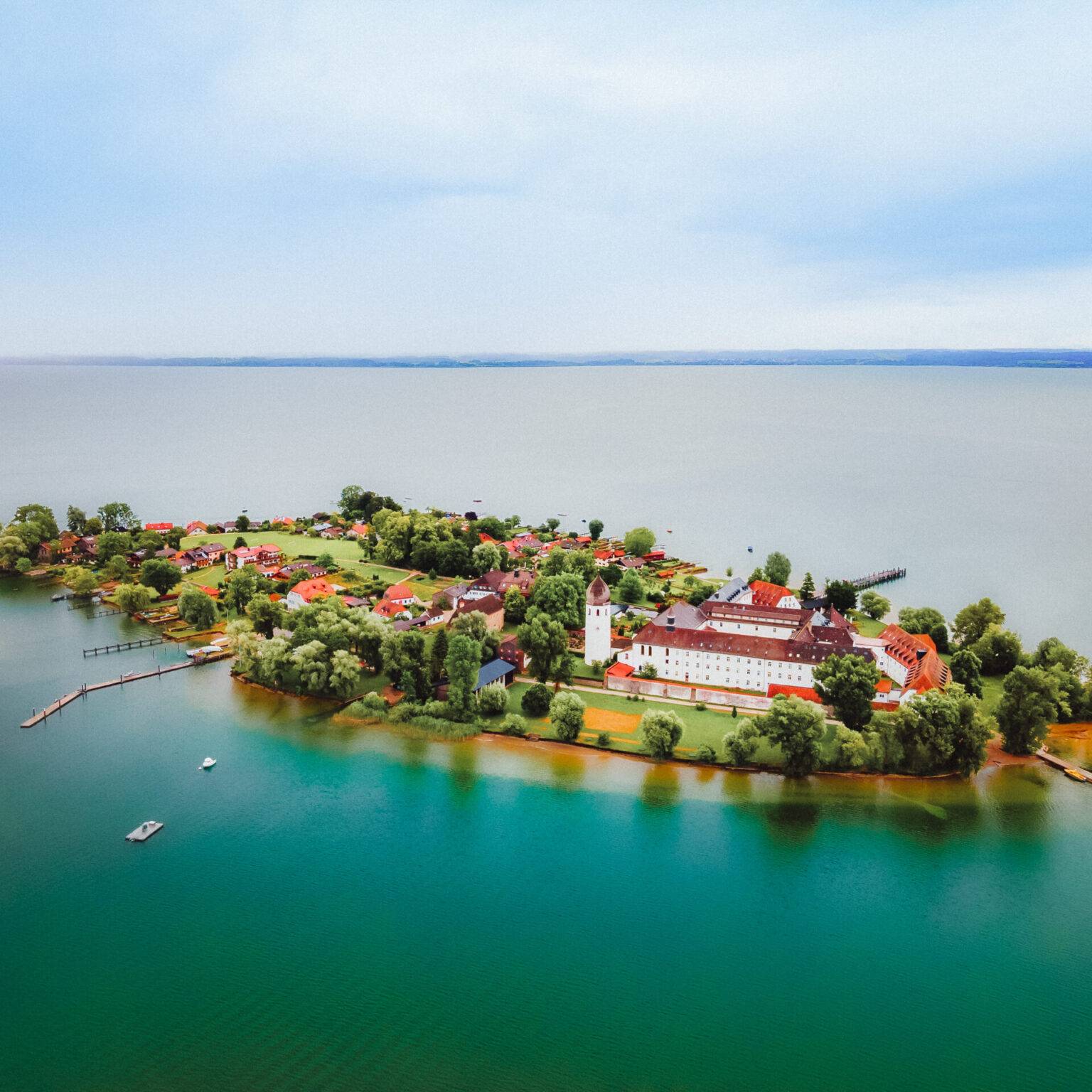 Die Fraueninsel auf dem Chiemsee aus der Vogelperspektive.