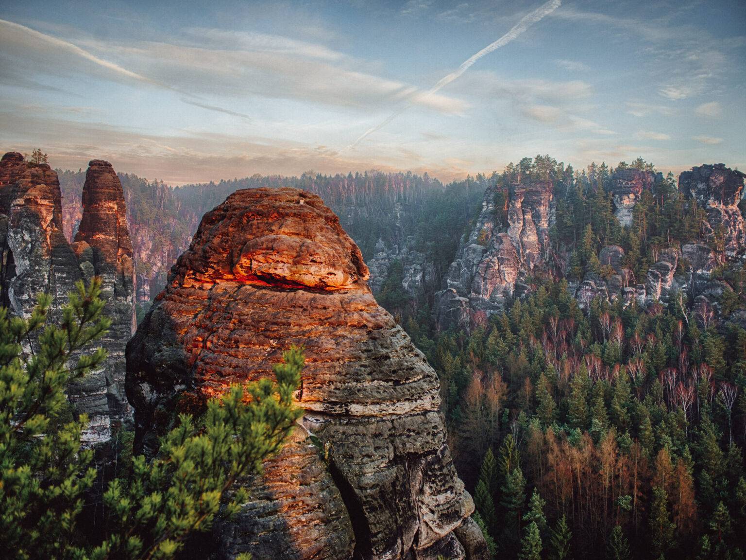 Felsformationen und Wald in der Sächsischen Schweiz.