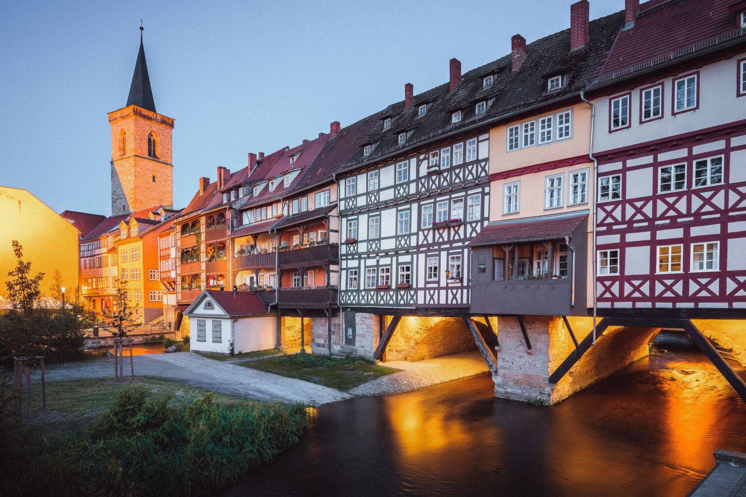 Die Krämerbrücke in Erfurt, eine niedrige steinerne Brücke, die dicht mit Fachwerkhäusern bebaut ist.