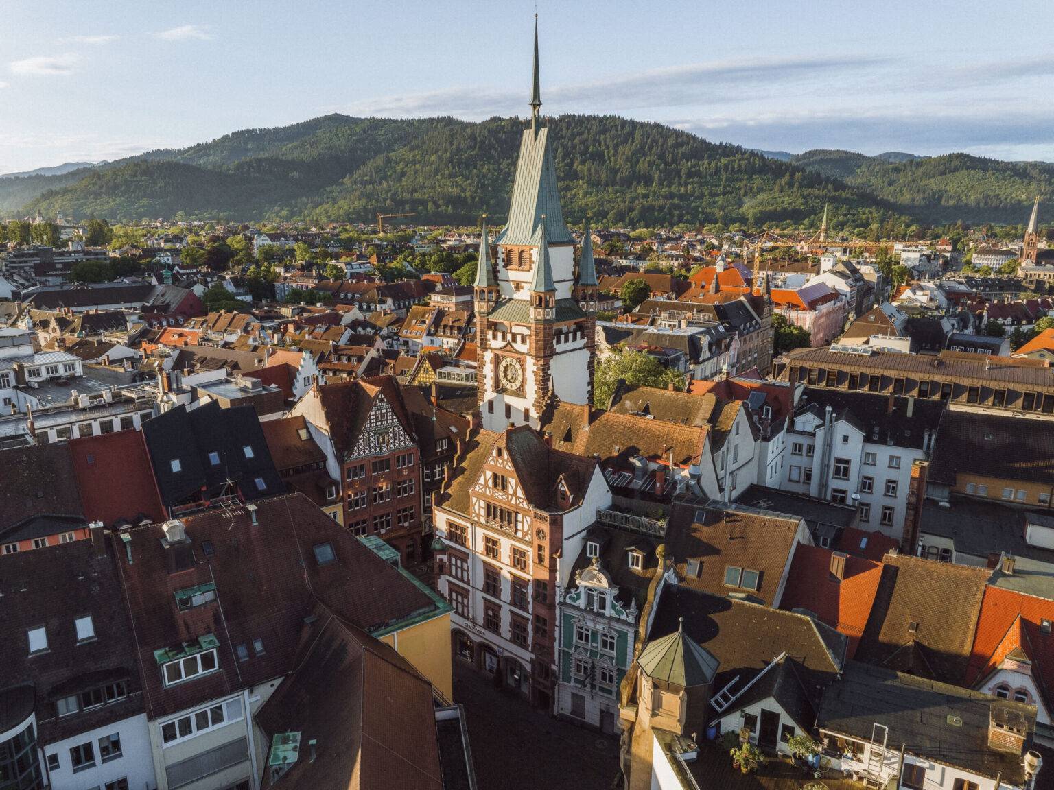 Die Altstadt von Freiburg im Breisgau aus der Vogelperspektive.