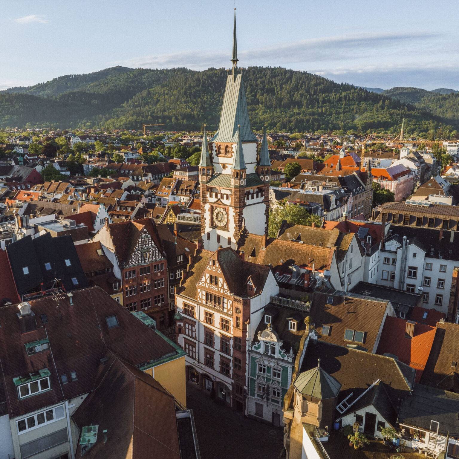 Die Altstadt von Freiburg im Breisgau aus der Vogelperspektive.