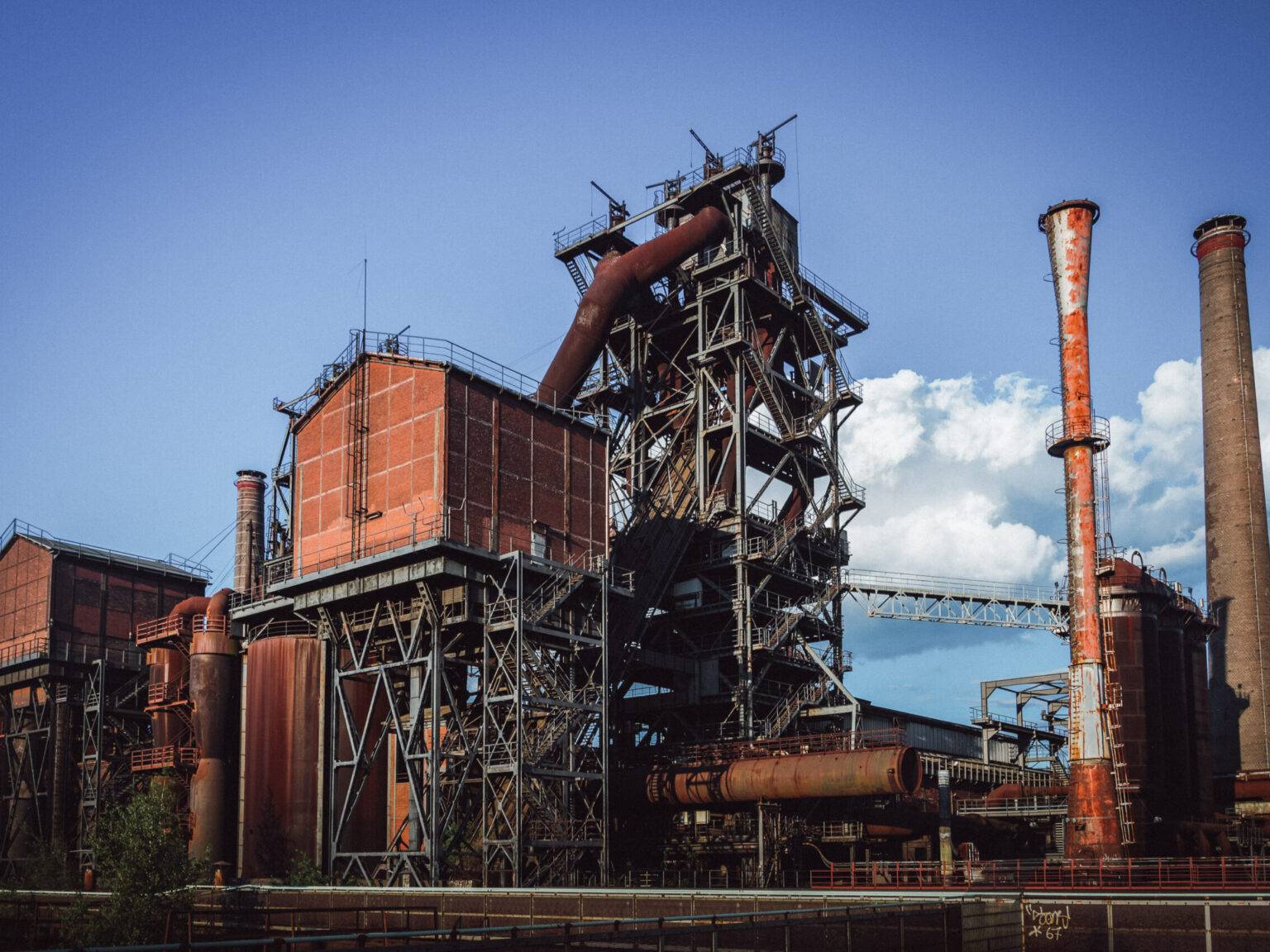 Eine alte rostige Fabrik im Ruhrpott.