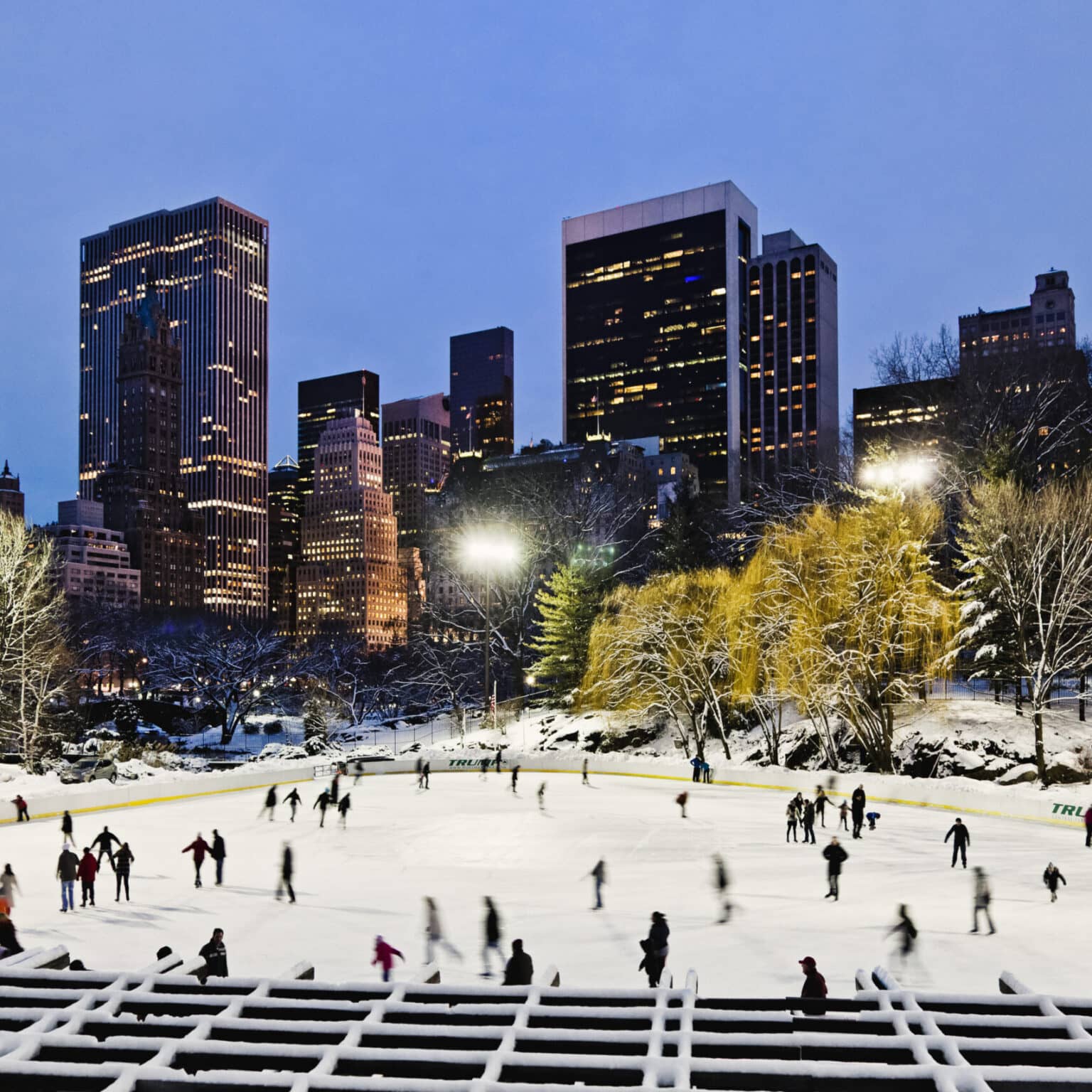 Viele Menschen tummeln sich auf der großen Eislauffläche im New Yorker Central Park.