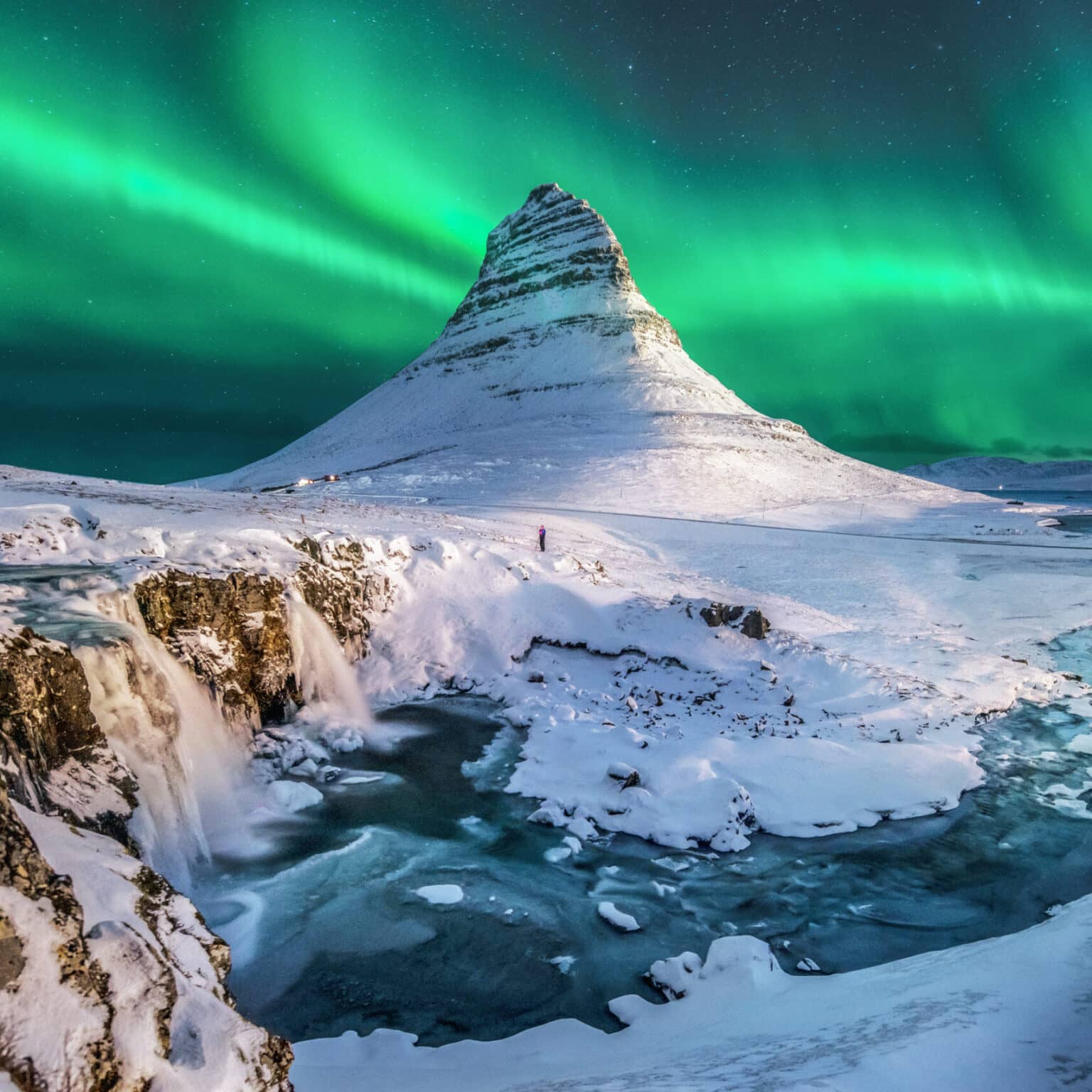 Polarlichter tauchen den Himmel über der Gletscherlagune Jökulsarlon in Island in ein helles Grün.
