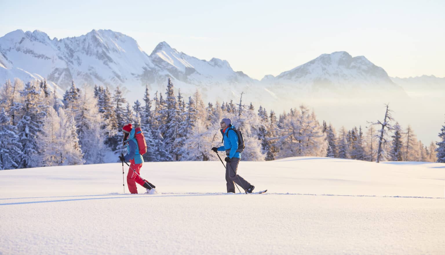 Beim Schneeschuhwandern lassen sich tief verschneite, einsame Landschaften erkunden.