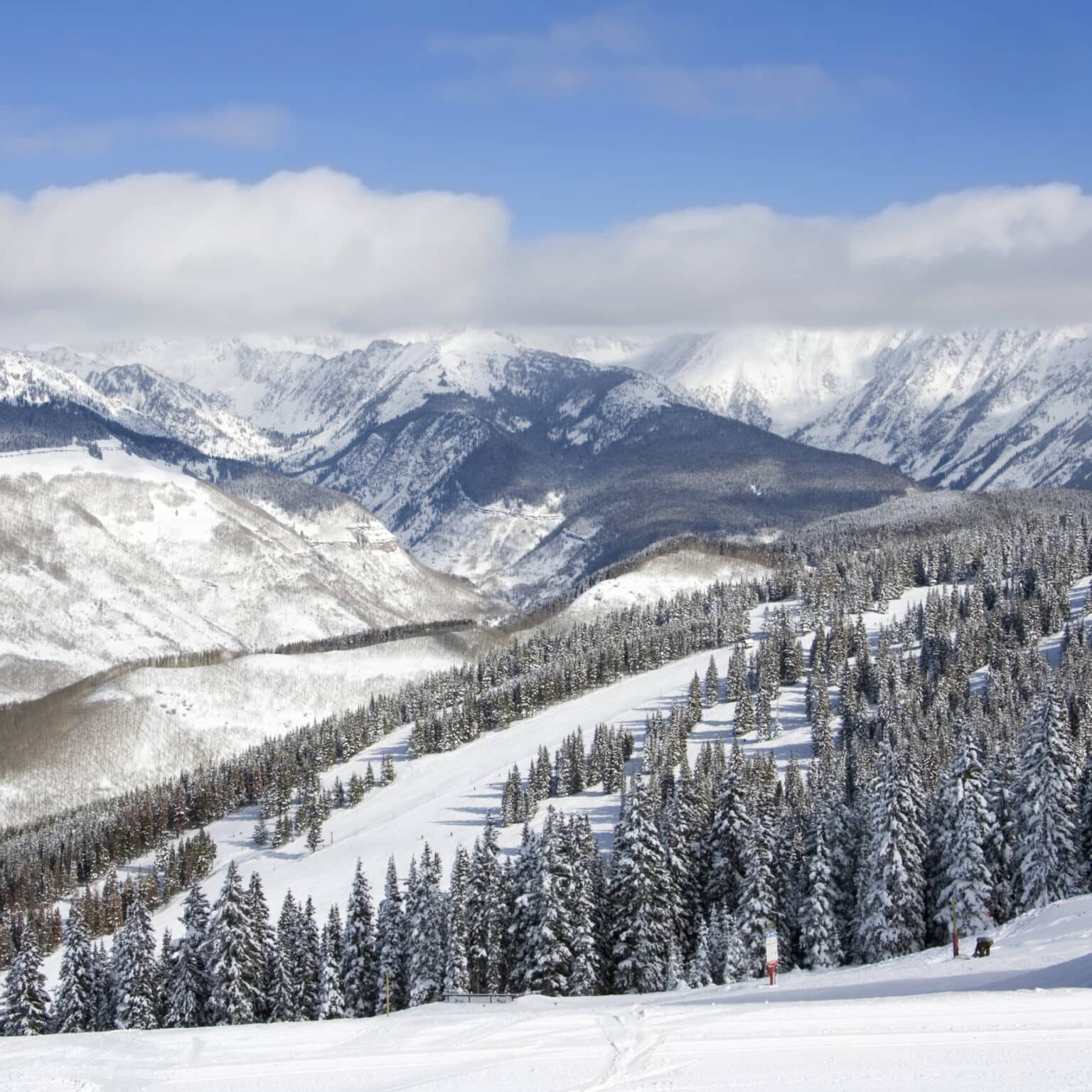 Der Vail Mountain in Colorado bei Nacht.