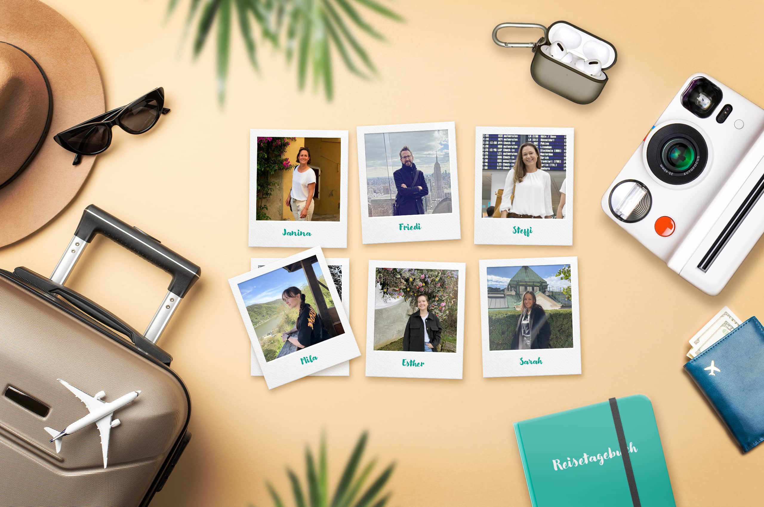 Auf einem sandfarbenen Tisch liegen sechs Polaroids ausgebreitet, die das Redaktionsteam zeigen. An den Rändern befinden sich verschiedene Reiseartikel: Hut, Sonnenbrille, Koffer, Spielzeugflugzeug, Schuhe, Brille, Geldbeutel und Manschettenknöpfe